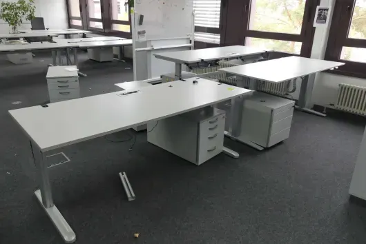 3x electrically height-adjustable desks with 3x desk containers