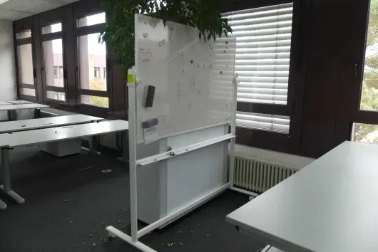 Tablica biała na stojaku