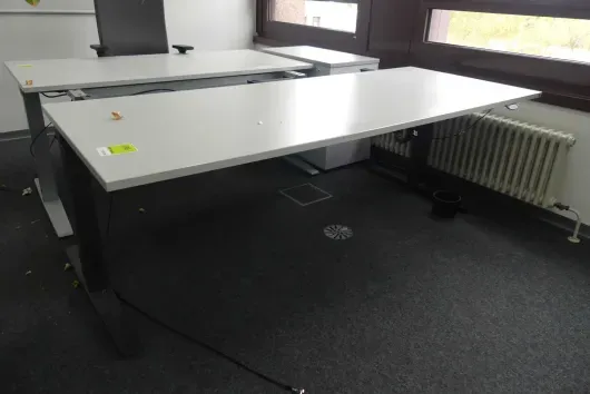 1x bureau à hauteur réglable électrique