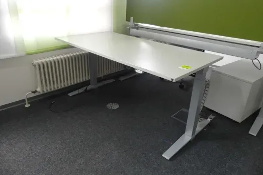1x electrically height-adjustable desk