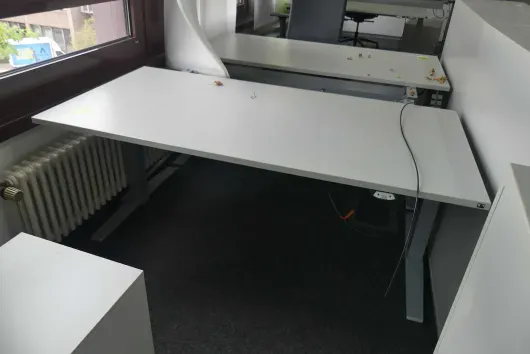 1x bureau à hauteur réglable électrique