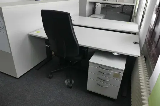 Arbeitsplatzset mit 1x elektrisch höhenverstellbarem Schreibtisch