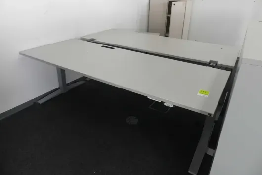 2x Bureau à hauteur réglable électriquement