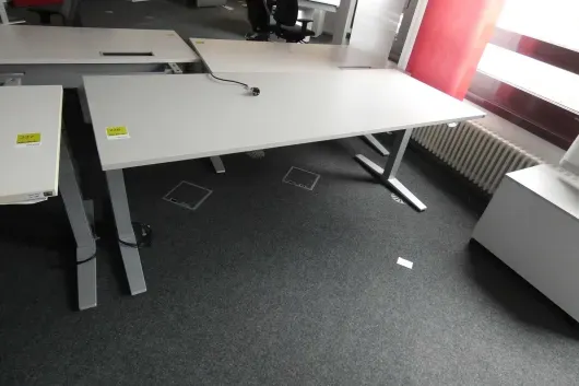 1x electrically height-adjustable desk