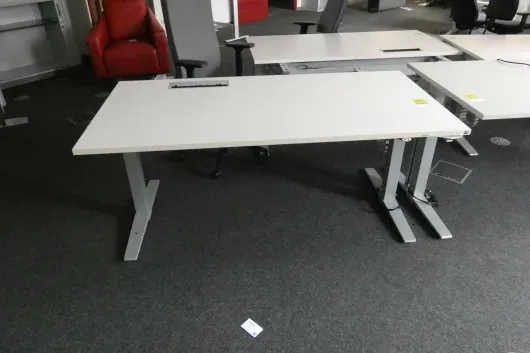 1x bureau à hauteur réglable électrique