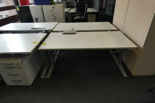 1x bureau à hauteur réglable électrique