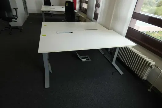 1x electrically height-adjustable desk
