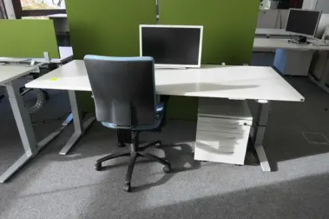 Workstation set with 1x electrically height-adjustable desk