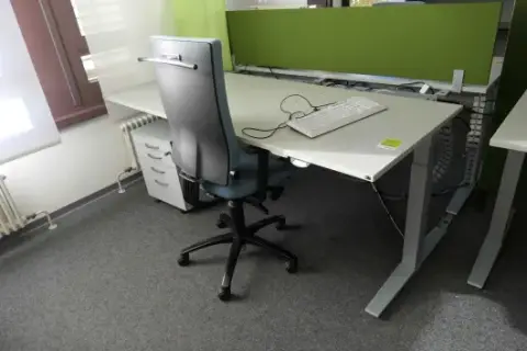 Workstation set with 1 electrically height-adjustable desk