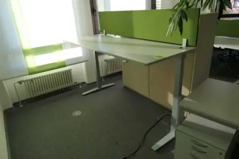 1 electrically height-adjustable desk with privacy screen