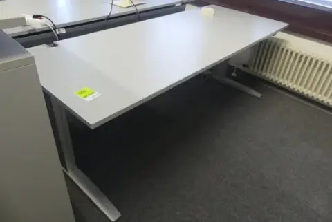 1 bureau à hauteur réglable électrique