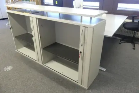 1 buffet, avec élément supérieur