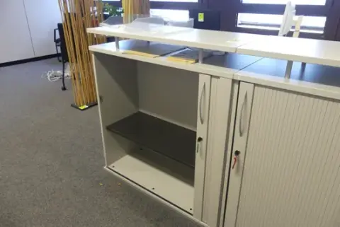 1 buffet, avec élément supérieur