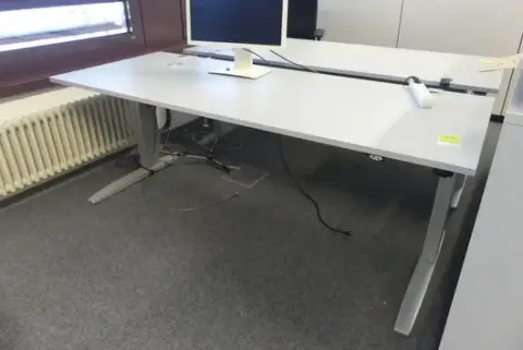1 bureau à hauteur réglable électrique