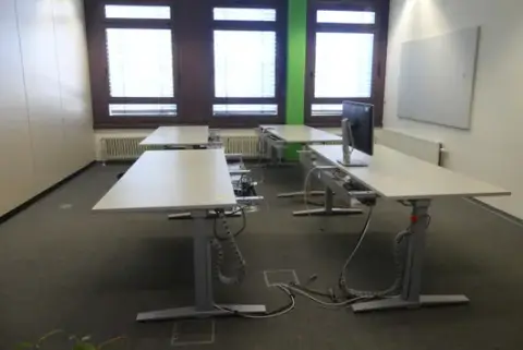 Contenu de salle avec 4 postes de travail