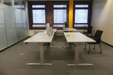 Contenu de salle avec 4 postes de travail