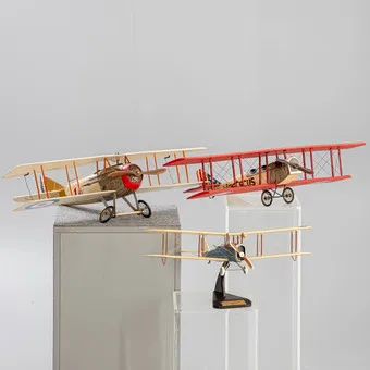 Drie dubbeldeks vliegtuigmodellen, o.a. De Havilland DH-4 enz. (3).