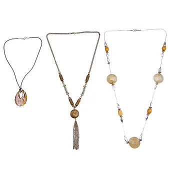 LOT DE BIJOUX EN 3 PARTIES AVEC CHAÎNE CORDELETTE, PENDENTIF À POMPONS ET ÉLÉMENTS COULEUR AMBRE.