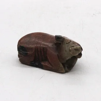Geschnitzte Stein-Skulptur eines liegenden Büffels mit Inschrift, China, ca. 19./20. Jhdt.