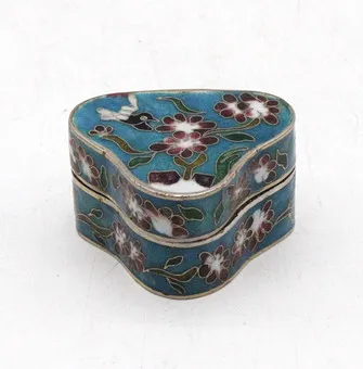 Petite boîte cloisonnée de forme libre avec motif floral et d'oiseau, Chine, 20e s.
