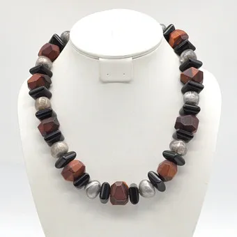 Collier designer en acrylate et œil-de-tigre (mat), fermoir en métal galvanisé, fin du 20e siècle.