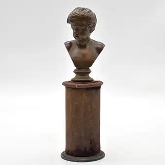 FRANCOIS DUQUESNOY (1597-1643). NAAR. BUSTE VAN EEN JONGELING, SCULPTUUR, BRONS OP HOUTEN SOKKEL, FRANKRIJK, REPLICA UIT HET LAAT 19E EEUW.