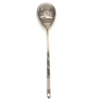 ANCIENNE CUILLÈRE RUSSE EN ARGENT 875/84 ZOLOTNIKI, DÉCOR NIELLÉ VUE DE MOSCOU, DORÉE, MOSCOU, VERS 1900.