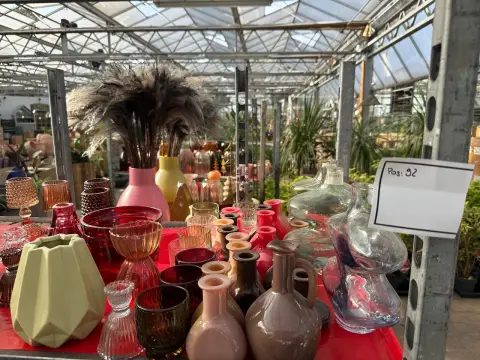 Assorted decoration lot (vases, glasses)
