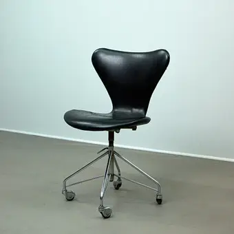 ARNE JACOBSEN. dla Fritz Hansen. Krzesło biurowe, model 3117, lata 60., Dania.