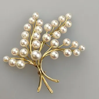 Broche en perles en forme de branches avec perles de culture rondes montées en dégradé, or jaune 585/000.
