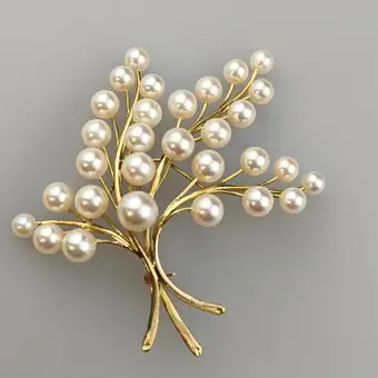 Broche en perles en forme de branches avec perles de culture rondes montées en dégradé, or jaune 585/000.