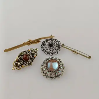 LOT 5 BROCHES, bijoux fantaisie, 20e s., modèles variés en métal argenté et doré