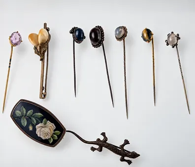 Lot de neuf épingles et broches.