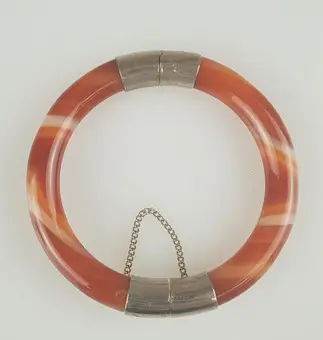 NÁRAMEK z ACHÁTU, achát v oranžových odstínech.