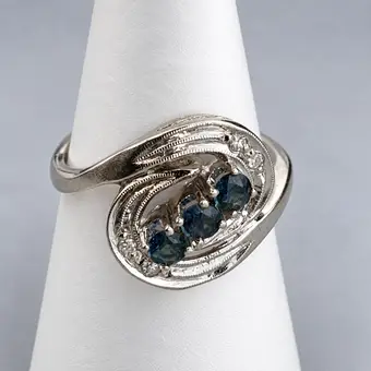 FILIGRÁNOVÝ ZLATÝ PRSTEN se safíry a diamanty - bílé zlato 585/000 (14K).