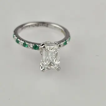Zlatý prsten se smaragdovým diamantem - bílé zlato 14 K, 2,09 ct
