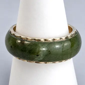 BAGUE ALLIANCE AVEC JADE - OR JAUNE 585/000 (14K).