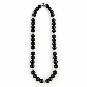 Collier - 40 boules d'onyx d'env. 9 mm de diam. et 9 perles de jade vert céladon d'env. 4 mm de diam.