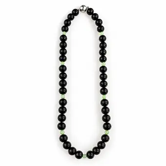 Collier - 40 boules d'onyx d'env. 9 mm de diam. et 9 perles de jade vert céladon d'env. 4 mm de diam.