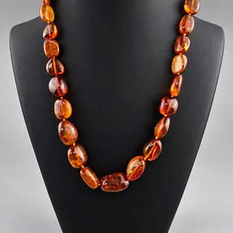 Collier en ambre, fermoir à mousqueton argent doré.