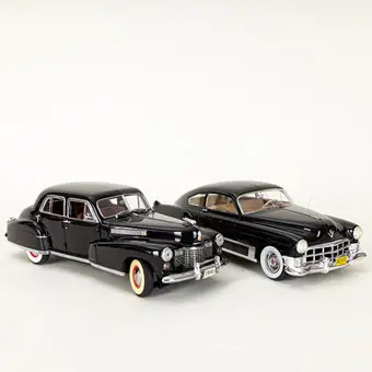 DANBURY MINT. Deux voitures miniatures, Cadillac Fleetwood Series 60 et Cadillac Series 1940 de Neo Scale Models, Chine (2).