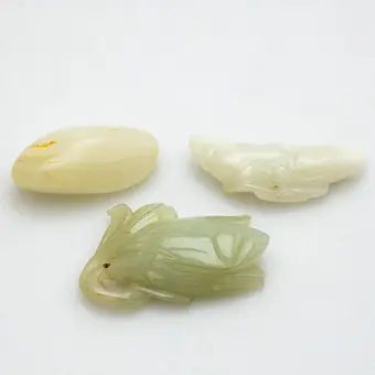 Trois pendentifs en jade, Chine, fin de la dynastie Qing (3).