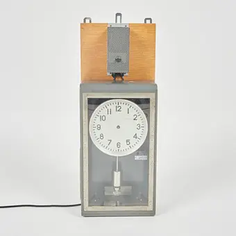 ELEKTRICKÉ HLAVNÍ HODINY, kov, dřevo, 20. století.
