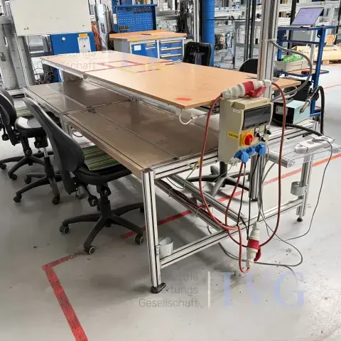 Établi avec chaises