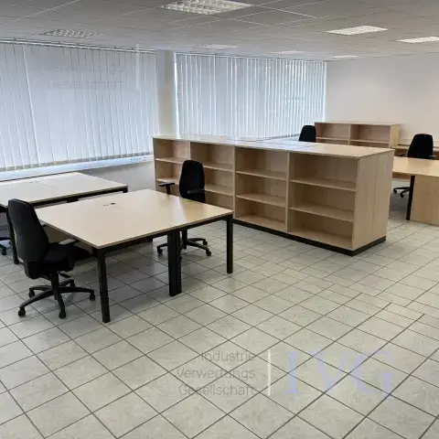 Mobilier de bureau : bureaux, chaises, armoires