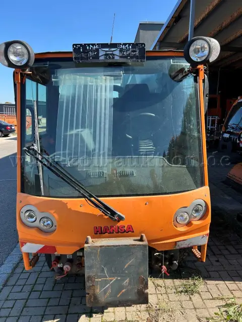 1 Hansa APZ 1003L winter service vehicle with spreader (defective)