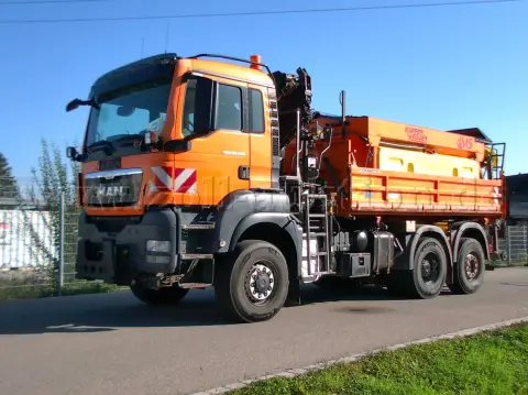 1 MAN vrachtwagen kipper open bak TGS 28.400 met Hiab kraan en Küpper Weisser strooier