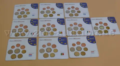 13 sad eurových mincí "2002" z různých zemí eurozóny