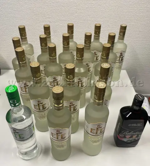 1 partia raki / whisky (łącznie 21 butelek)