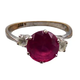 Bague en or blanc 333 avec rubis naturel en serti clos